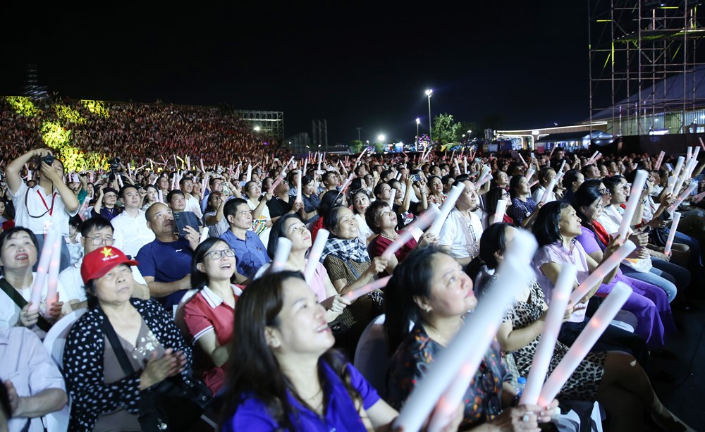 Từ những concert do Bộ VHTTDL tổ chức: Âm nhạc truyền lửa, khơi dậy sức mạnh dân tộc - Ảnh 3. Từ những concert do Bộ VHTTDL tổ chức: Âm nhạc truyền lửa, khơi dậy sức mạnh dân tộc - Ảnh 3.
