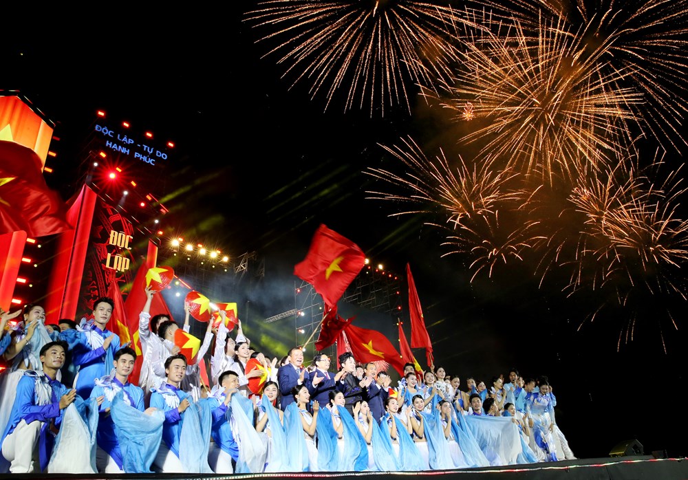Từ những concert do Bộ VHTTDL tổ chức: Âm nhạc truyền lửa, khơi dậy sức mạnh dân tộc - Ảnh 2. Từ những concert do Bộ VHTTDL tổ chức: Âm nhạc truyền lửa, khơi dậy sức mạnh dân tộc - Ảnh 2.