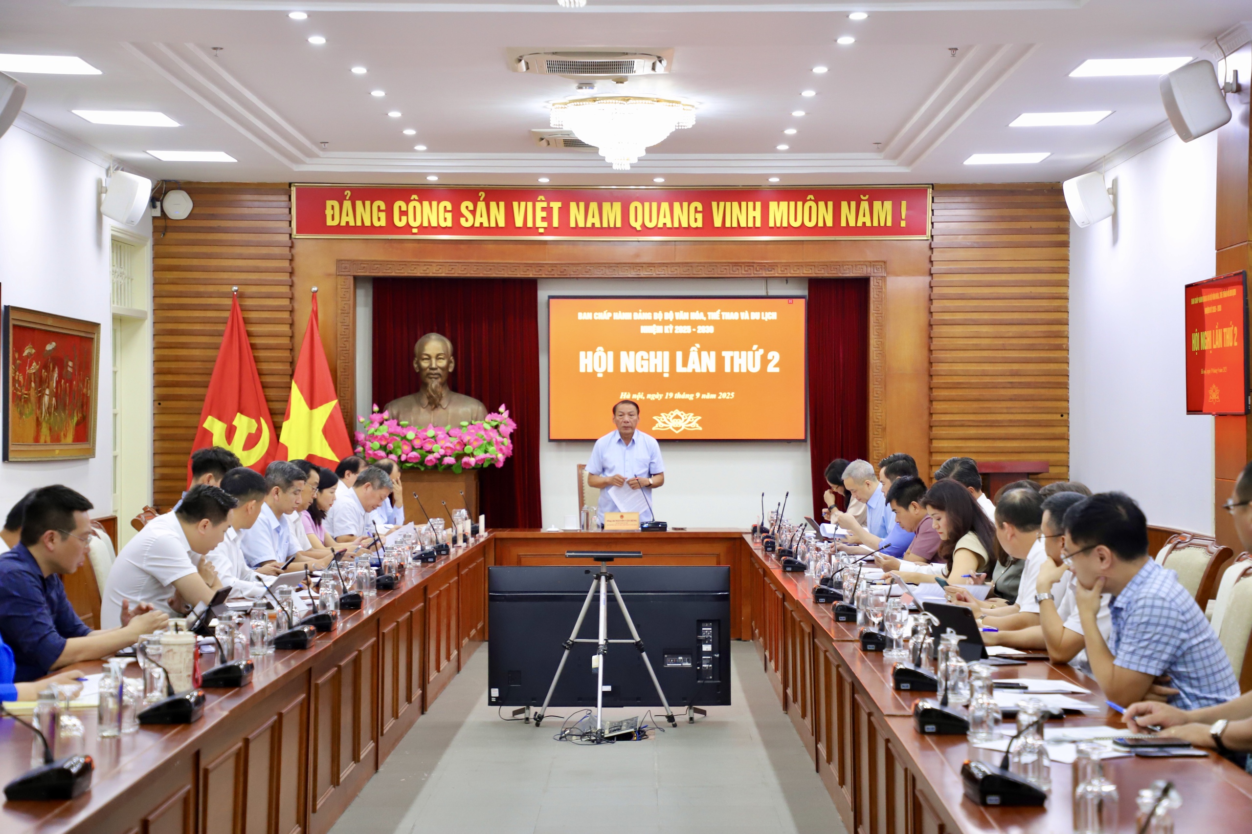 Minister Nguyen Van Hung chaired the second meeting of the Party Executive Committee of the Ministry of Culture, Sports and Tourism for the 2025-2030 term - Photo 7. Bộ trưởng Nguyễn Văn Hùng chủ trì phiên họp lần thứ hai Ban Chấp hành Đảng bộ Bộ VHTTDL nhiệm kỳ 2025 - 2030 - Ảnh 7.