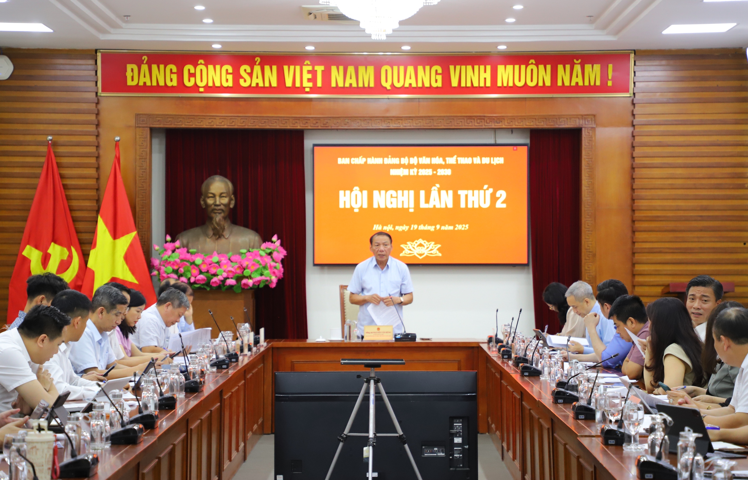 Minister Nguyen Van Hung chaired the second meeting of the Party Executive Committee of the Ministry of Culture, Sports and Tourism for the 2025-2030 term - Photo 1. Bộ trưởng Nguyễn Văn Hùng chủ trì phiên họp lần thứ hai Ban Chấp hành Đảng bộ Bộ VHTTDL nhiệm kỳ 2025 - 2030 - Ảnh 1.