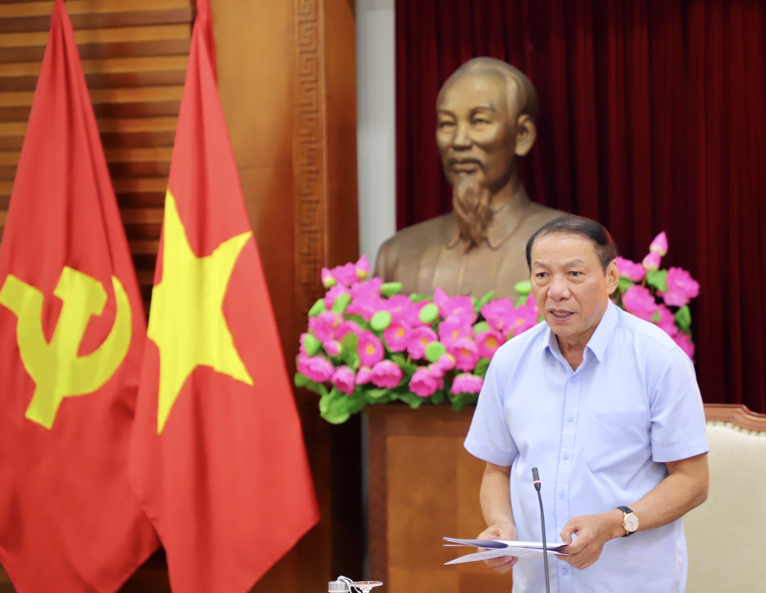 Minister Nguyen Van Hung chaired the second meeting of the Party Executive Committee of the Ministry of Culture, Sports and Tourism for the 2025-2030 term - Photo 2. Bộ trưởng Nguyễn Văn Hùng chủ trì phiên họp lần thứ hai Ban Chấp hành Đảng bộ Bộ VHTTDL nhiệm kỳ 2025 - 2030 - Ảnh 2.