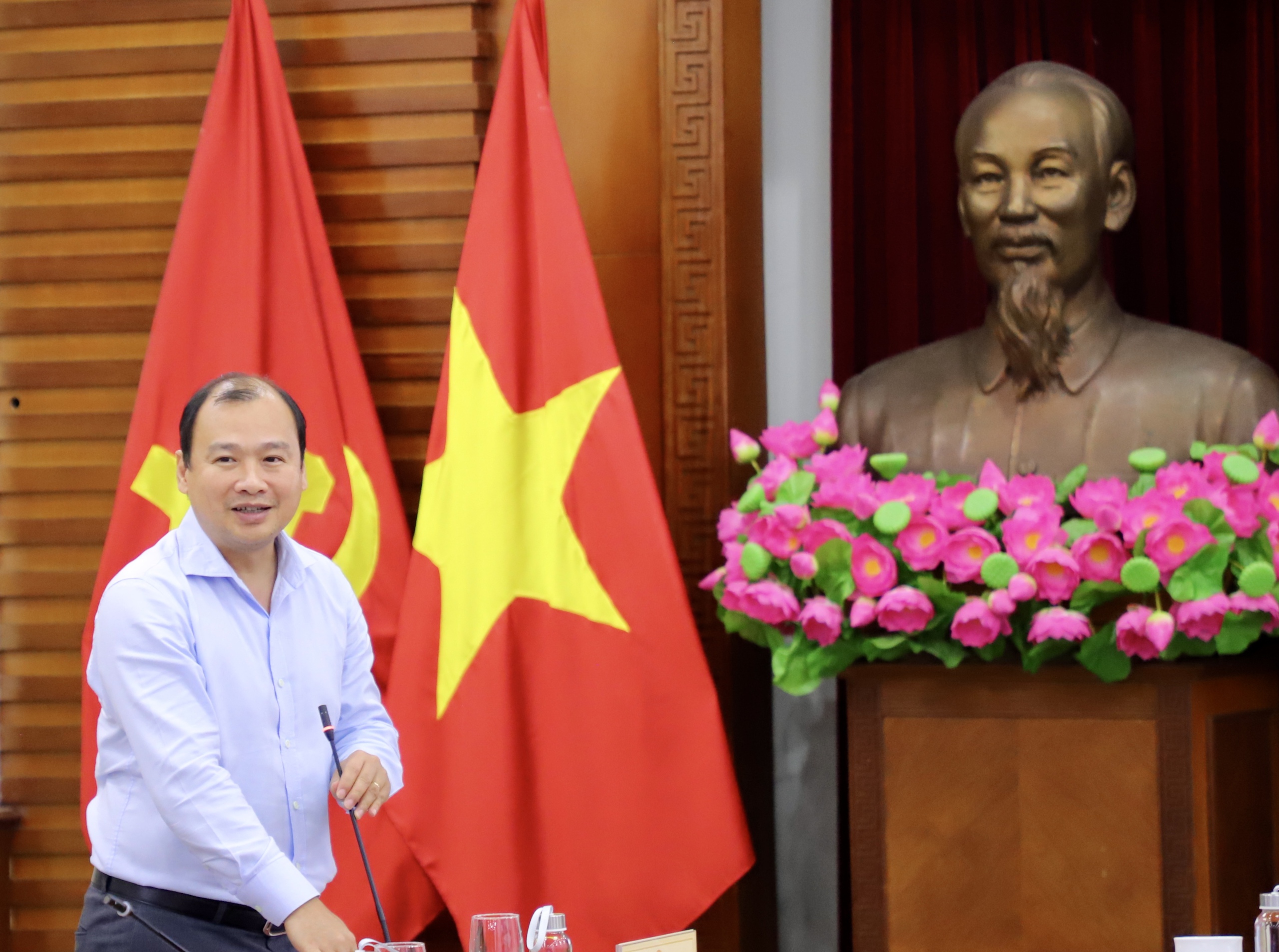 Minister Nguyen Van Hung chaired the second meeting of the Party Executive Committee of the Ministry of Culture, Sports and Tourism for the 2025-2030 term - Photo 4. Bộ trưởng Nguyễn Văn Hùng chủ trì phiên họp lần thứ hai Ban Chấp hành Đảng bộ Bộ VHTTDL nhiệm kỳ 2025 - 2030 - Ảnh 4.