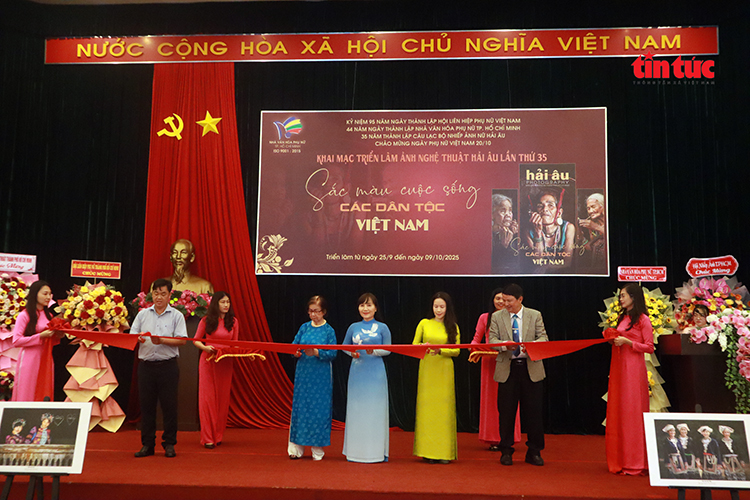 Khai mạc triển lãm ảnh nghệ thuật 'Sắc màu cuộc sống các dân tộc Việt Nam' - Ảnh 1.