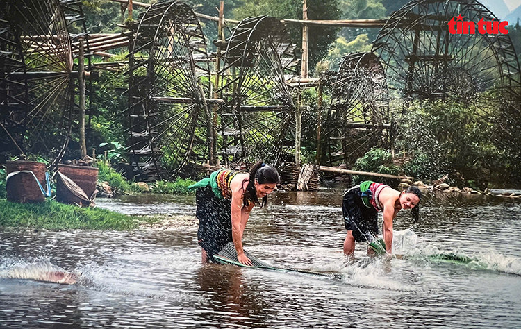 Khai mạc triển lãm ảnh nghệ thuật 'Sắc màu cuộc sống các dân tộc Việt Nam' - Ảnh 9.