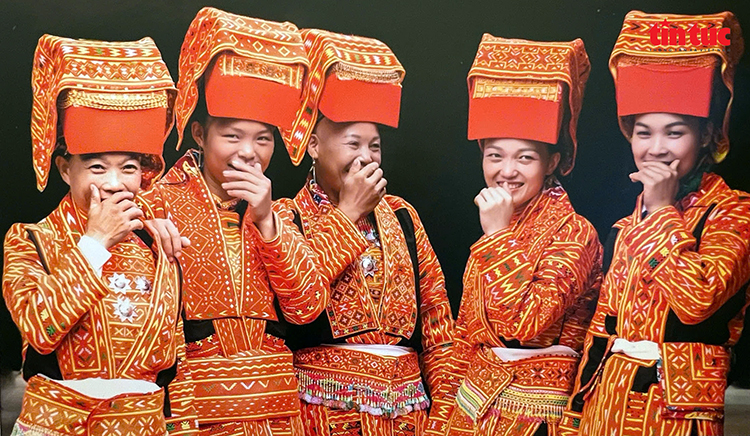 Khai mạc triển lãm ảnh nghệ thuật 'Sắc màu cuộc sống các dân tộc Việt Nam' - Ảnh 4.