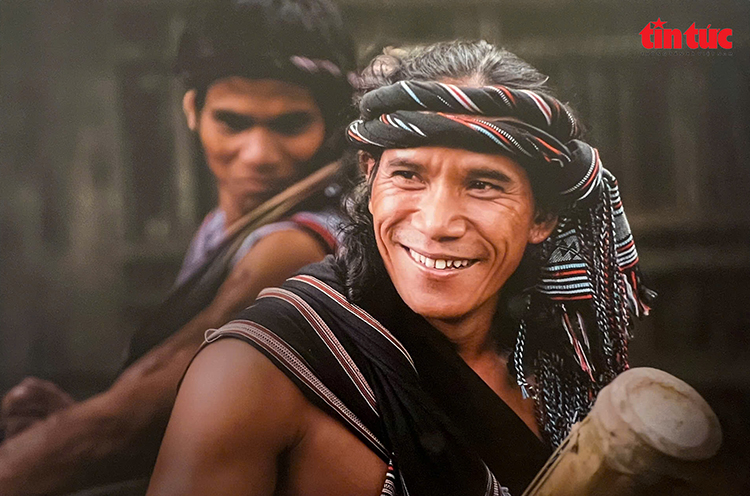 Khai mạc triển lãm ảnh nghệ thuật 'Sắc màu cuộc sống các dân tộc Việt Nam' - Ảnh 7.