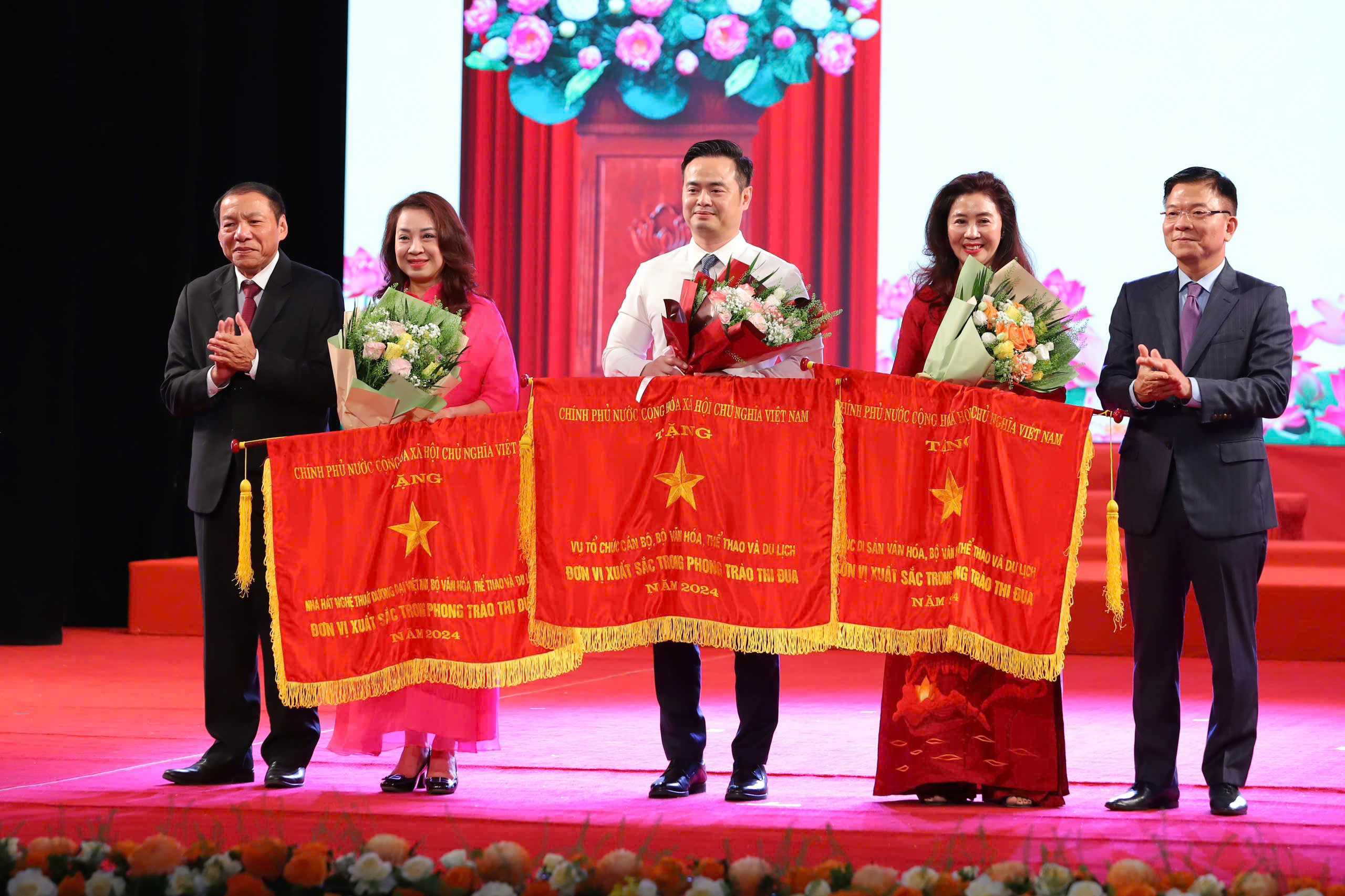 Remise du drapeau d'émulation du gouvernement à 3 groupes du ministère de la Culture, des Sports et du Tourisme - Photo 2. Trao tặng danh hiệu Cờ thi đua của Chính phủ cho 3 tập thể của Bộ VHTTDL - Ảnh 2.
