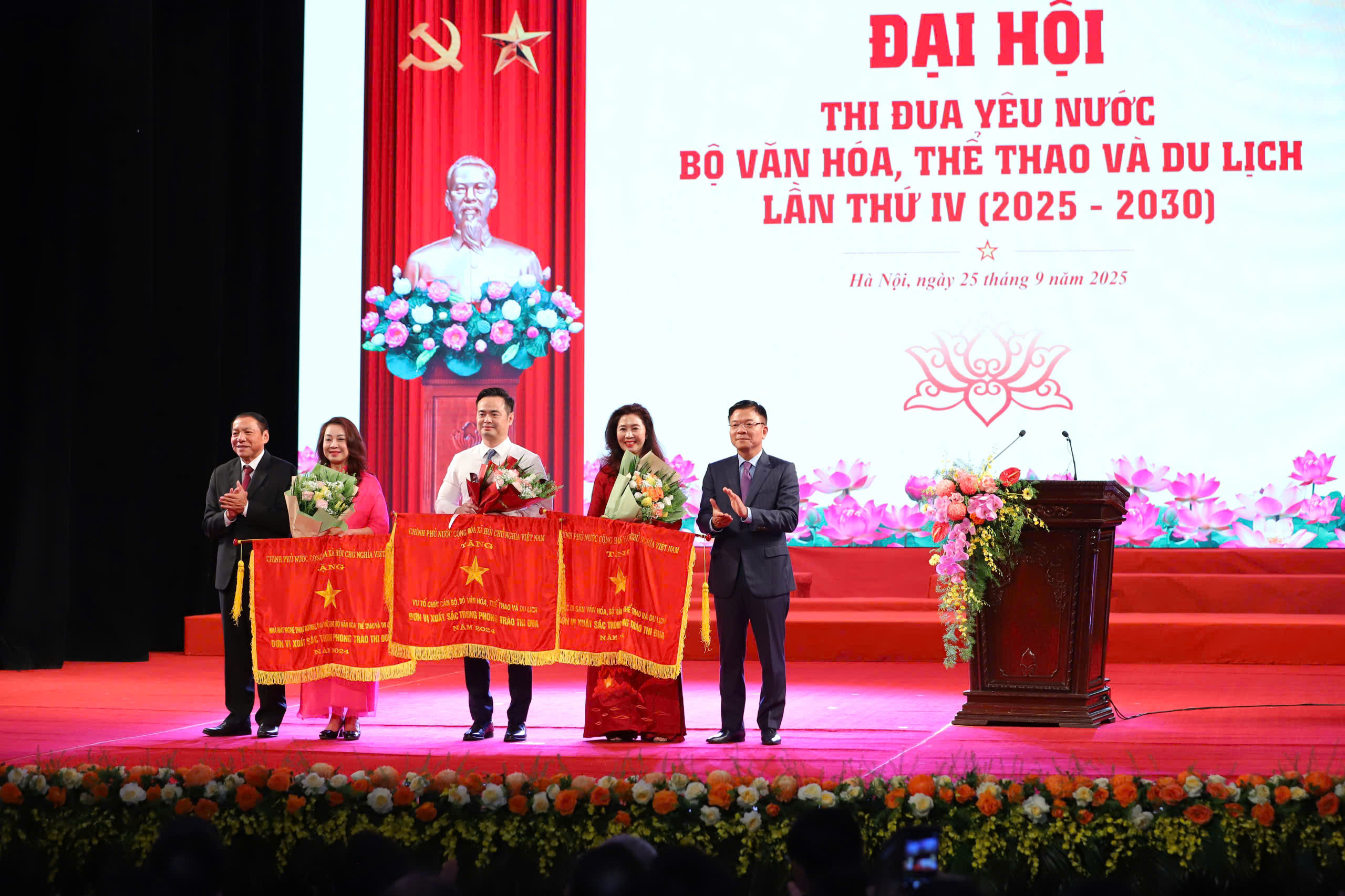Remise du drapeau d'émulation du gouvernement à 3 groupes du ministère de la Culture, des Sports et du Tourisme - Photo 1. Trao tặng danh hiệu Cờ thi đua của Chính phủ cho 3 tập thể của Bộ VHTTDL - Ảnh 1.