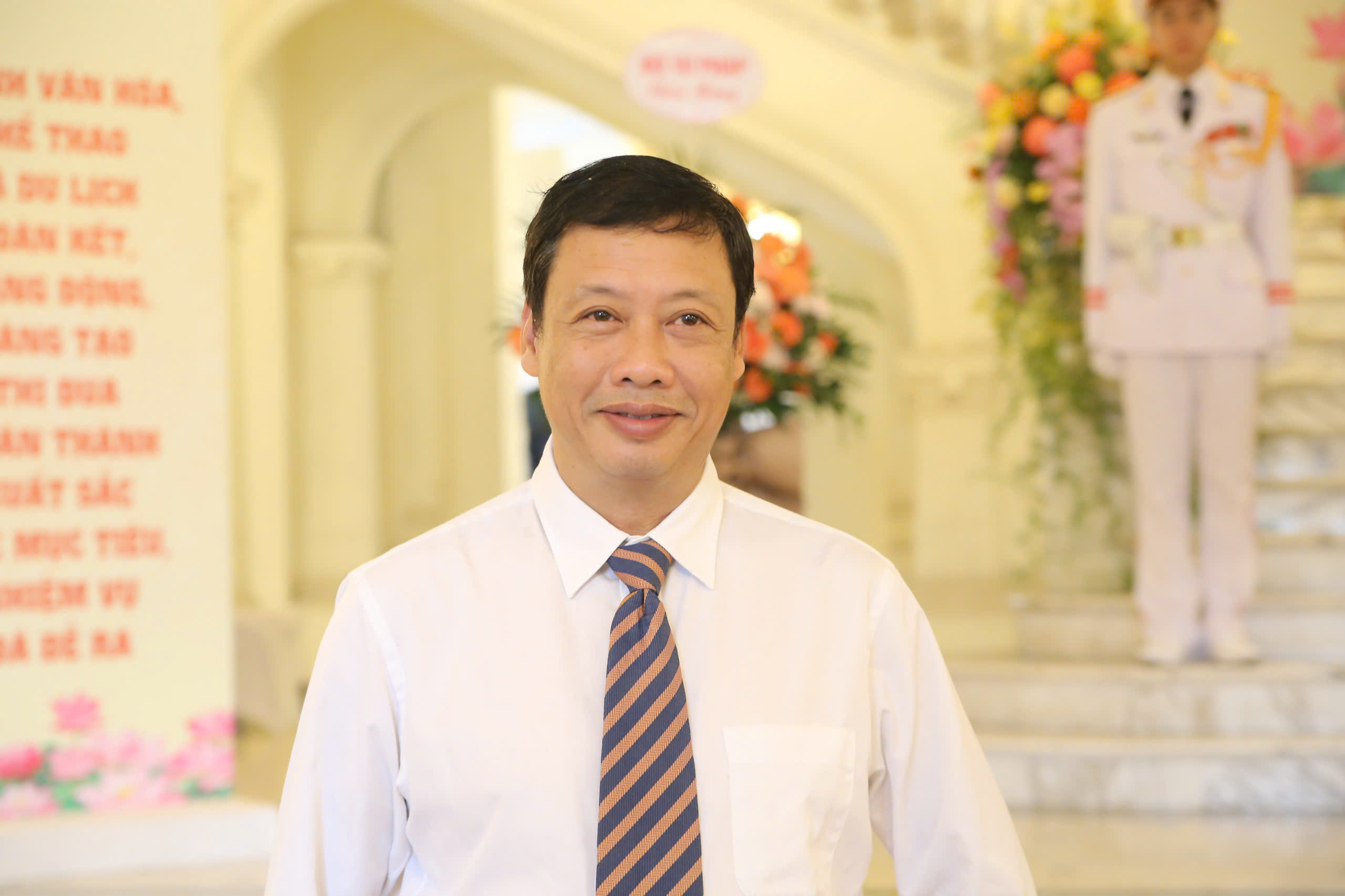 Artis Rakyat Nguyen Tien Dung - Orang yang menyebarkan seni boneka dalam kehidupan kontemporari - Foto 1. NSND Nguyễn Tiến Dũng – Người lan tỏa nghệ thuật múa rối trong đời sống đương đại - Ảnh 1.