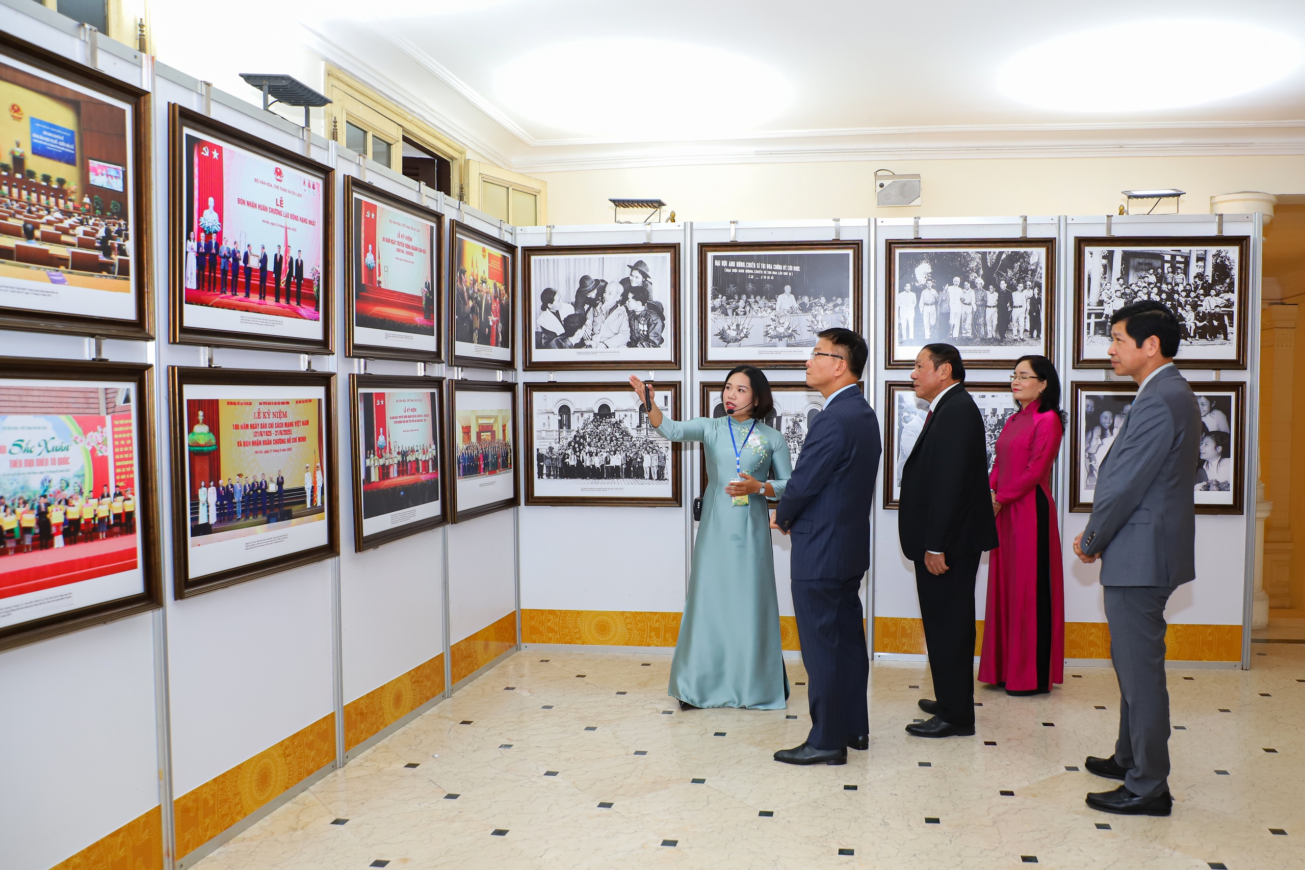 ពិព័រណ៍ Triển lãm "Một số hình ảnh phong trào thi đua yêu nước và các gương điển hình tiên tiến của Bộ VHTTDL gia đoạn 2020 - 2025" - Ảnh 1.