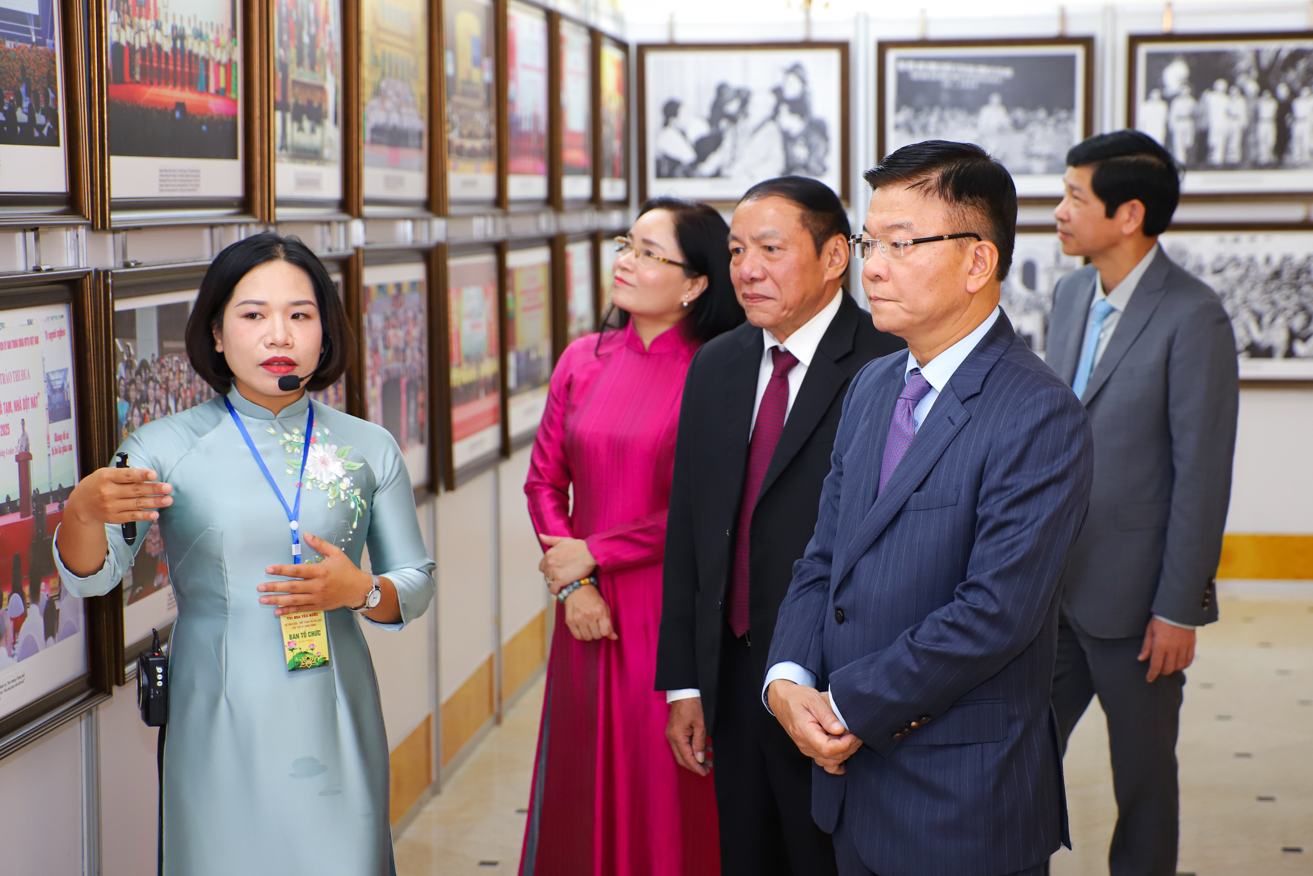 ពិព័រណ៍ Triển lãm "Một số hình ảnh phong trào thi đua yêu nước và các gương điển hình tiên tiến của Bộ VHTTDL gia đoạn 2020 - 2025" - Ảnh 2.