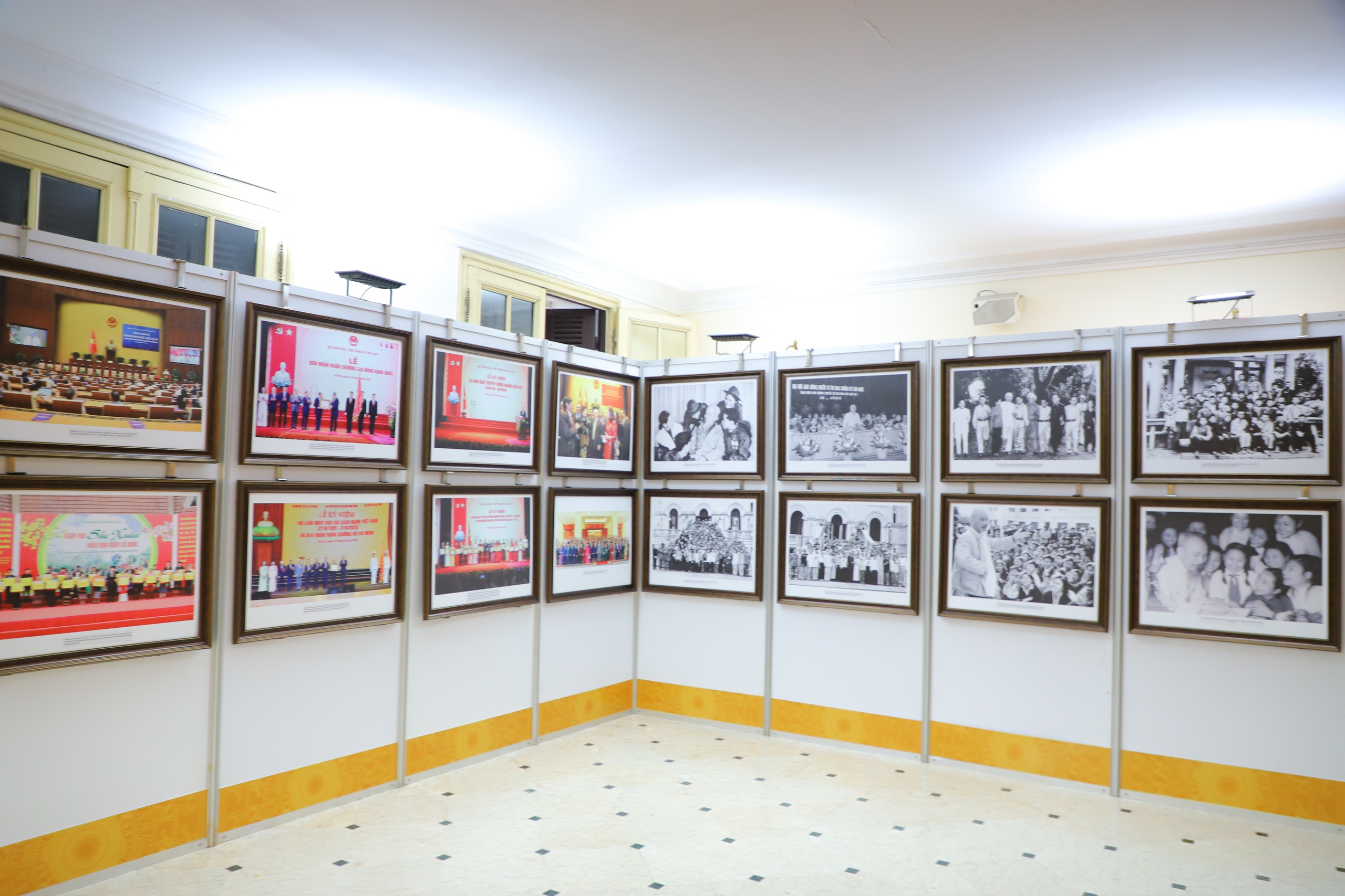 ពិព័រណ៍ Triển lãm "Một số hình ảnh phong trào thi đua yêu nước và các gương điển hình tiên tiến của Bộ VHTTDL gia đoạn 2020 - 2025" - Ảnh 3.