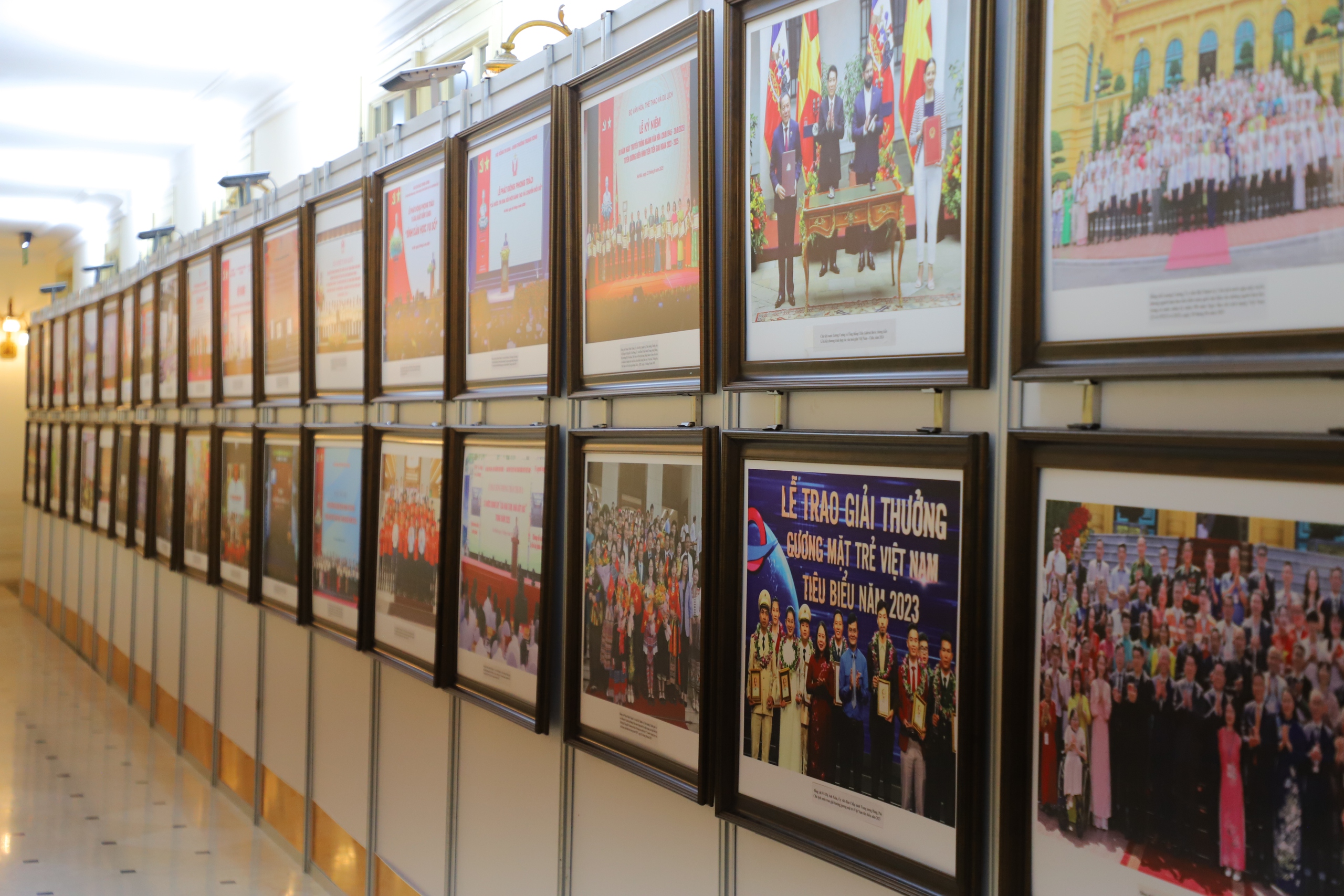 ពិព័រណ៍ “រូបភាពខ្លះនៃចលនាត្រាប់តាមស្នេហាជាតិ និងគំរូជឿនលឿនធម្មតារបស់ក្រសួងវប្បធម៌ កីឡា និងទេសចរណ៍ ដំណាក់កាល ២០២០ - ២០២៥” - រូបថត ៥. Triển lãm "Một số hình ảnh phong trào thi đua yêu nước và các gương điển hình tiên tiến của Bộ VHTTDL gia đoạn 2020 - 2025" - Ảnh 5.