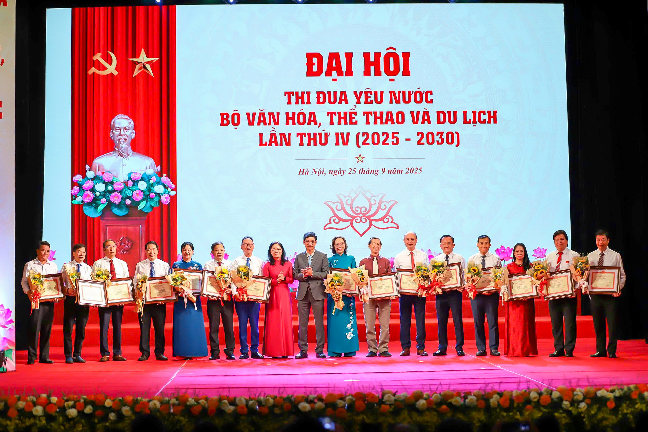 Artis Rakyat Nguyen Tien Dung - Orang yang menyebarkan seni boneka dalam kehidupan kontemporari - Foto 2. NSND Nguyễn Tiến Dũng – Người lan tỏa nghệ thuật múa rối trong đời sống đương đại - Ảnh 2.