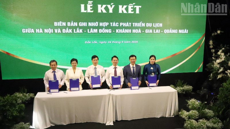 Tăng cường hợp tác phát triển du lịch giữa thành phố Hà Nội với các tỉnh khu vực miền trung-Tây Nguyên - Ảnh 1.