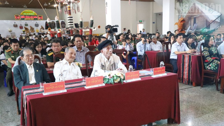 Khai mạc Triển lãm “Đảng bộ tỉnh Đắk Lắk-những chặng đường lịch sử” - Ảnh 2.