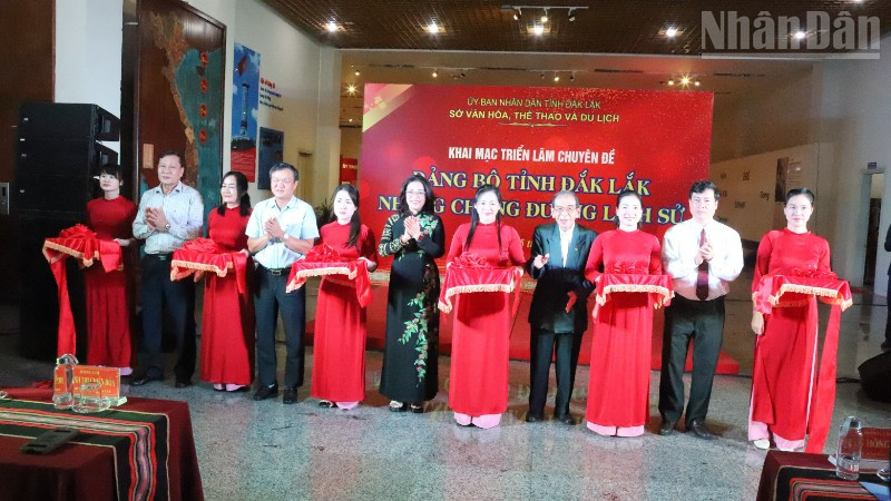 Khai mạc Triển lãm “Đảng bộ tỉnh Đắk Lắk-những chặng đường lịch sử” - Ảnh 1.