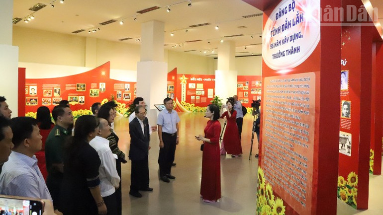 Khai mạc Triển lãm “Đảng bộ tỉnh Đắk Lắk-những chặng đường lịch sử” - Ảnh 4.