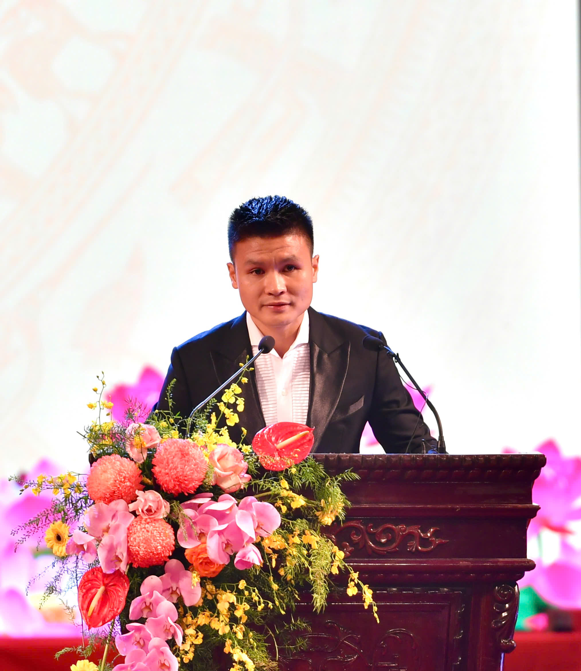 নগুয়েন কোয়াং হাই: একজন প্রতিভাবান মুখ, গুণাবলী এবং দেশপ্রেমের অনুকরণীয় চেতনা সহ - ছবি ২। Nguyễn Quang Hải: Gương mặt tài năng, phẩm chất và tinh thần thi đua yêu nước - Ảnh 2.