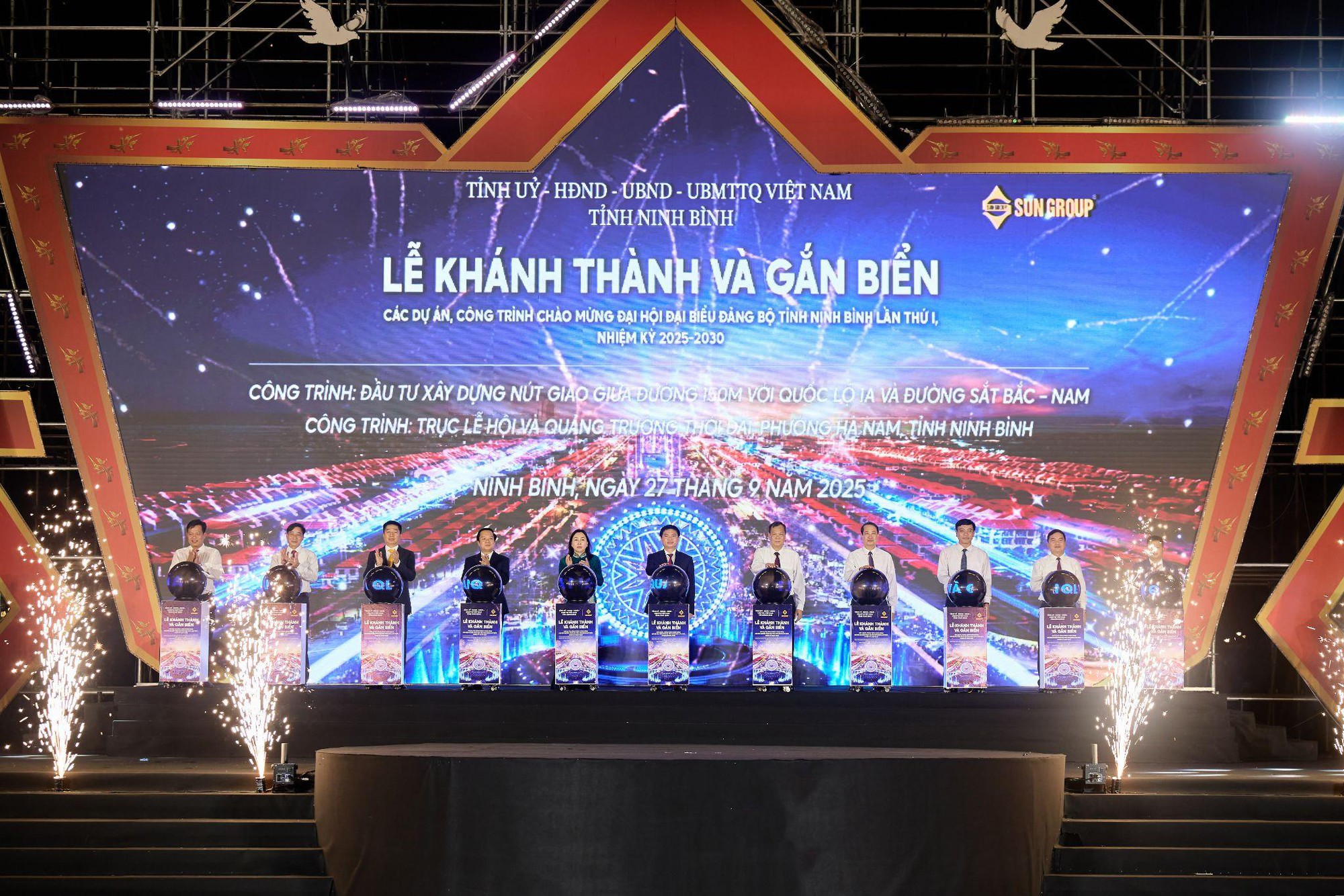 Hàng vạn người dự khánh thành Trục lễ hội và Quảng trường Thời Đại tại Ninh Bình - Ảnh 2.