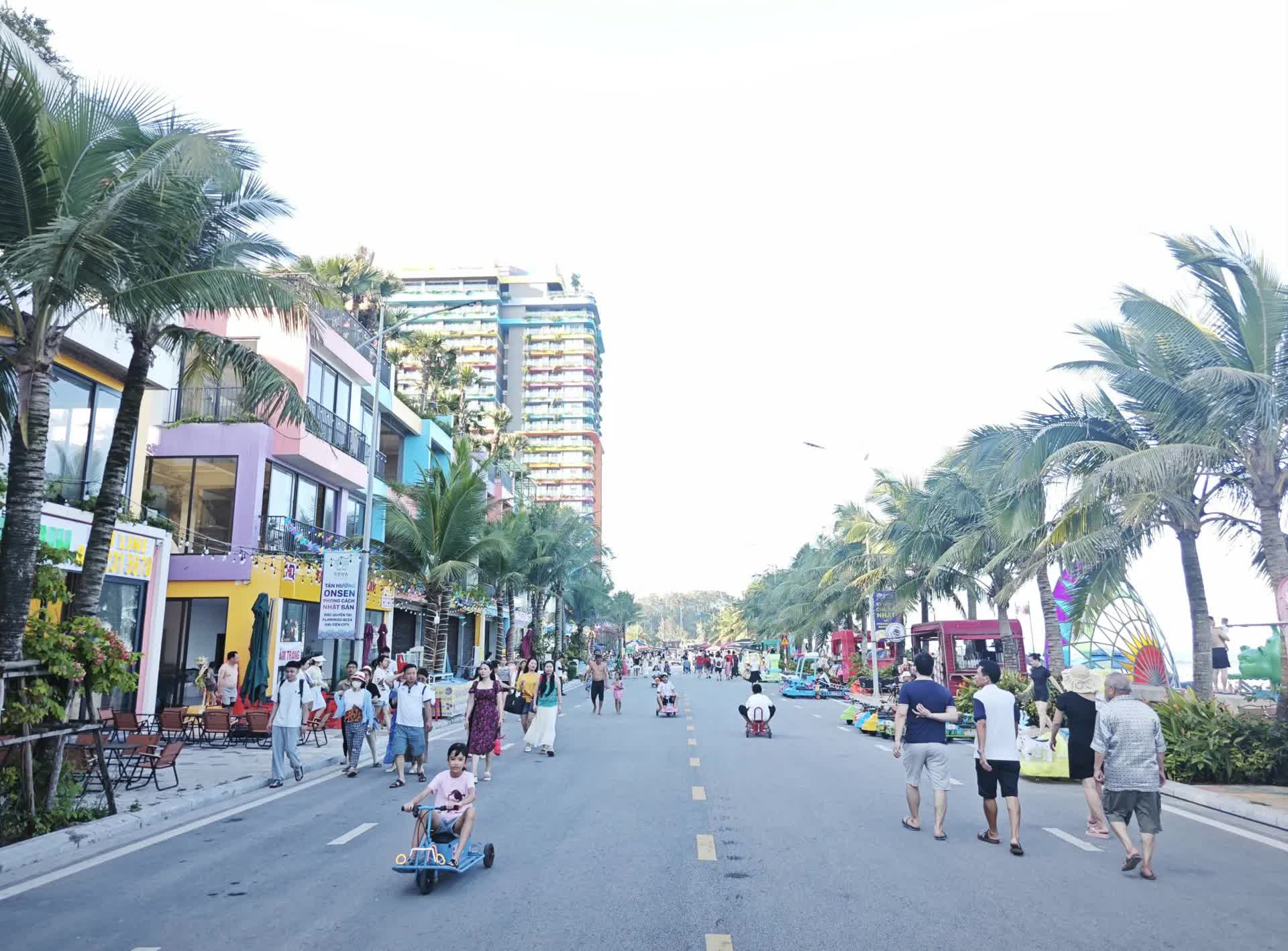 Du lịch Thanh Hóa tăng trưởng ấn tượng, tiến sát mục tiêu năm 2025 - Ảnh 1. Du lịch Thanh Hóa tăng trưởng ấn tượng, tiến sát mục tiêu năm 2025 - Ảnh 1.
