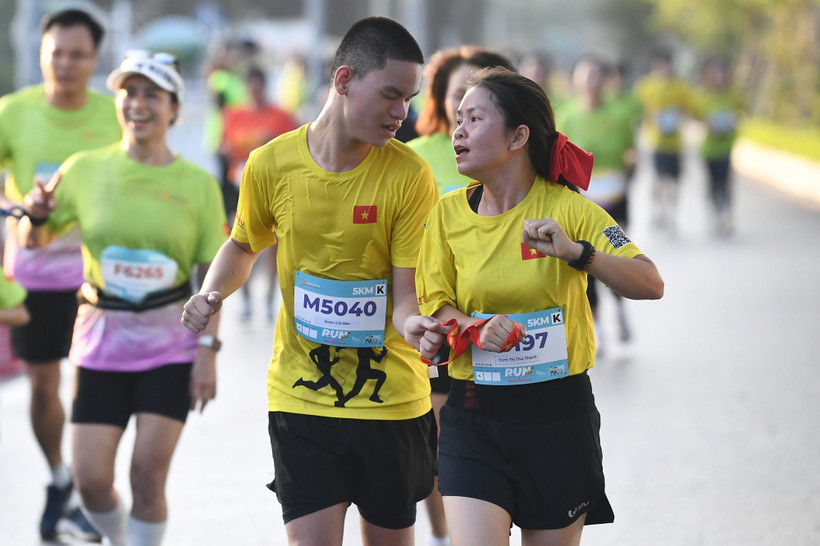 Gần 2.000 vận động viên tham gia chạy “Run for Love” của Vietnam Airlines - Ảnh 1.