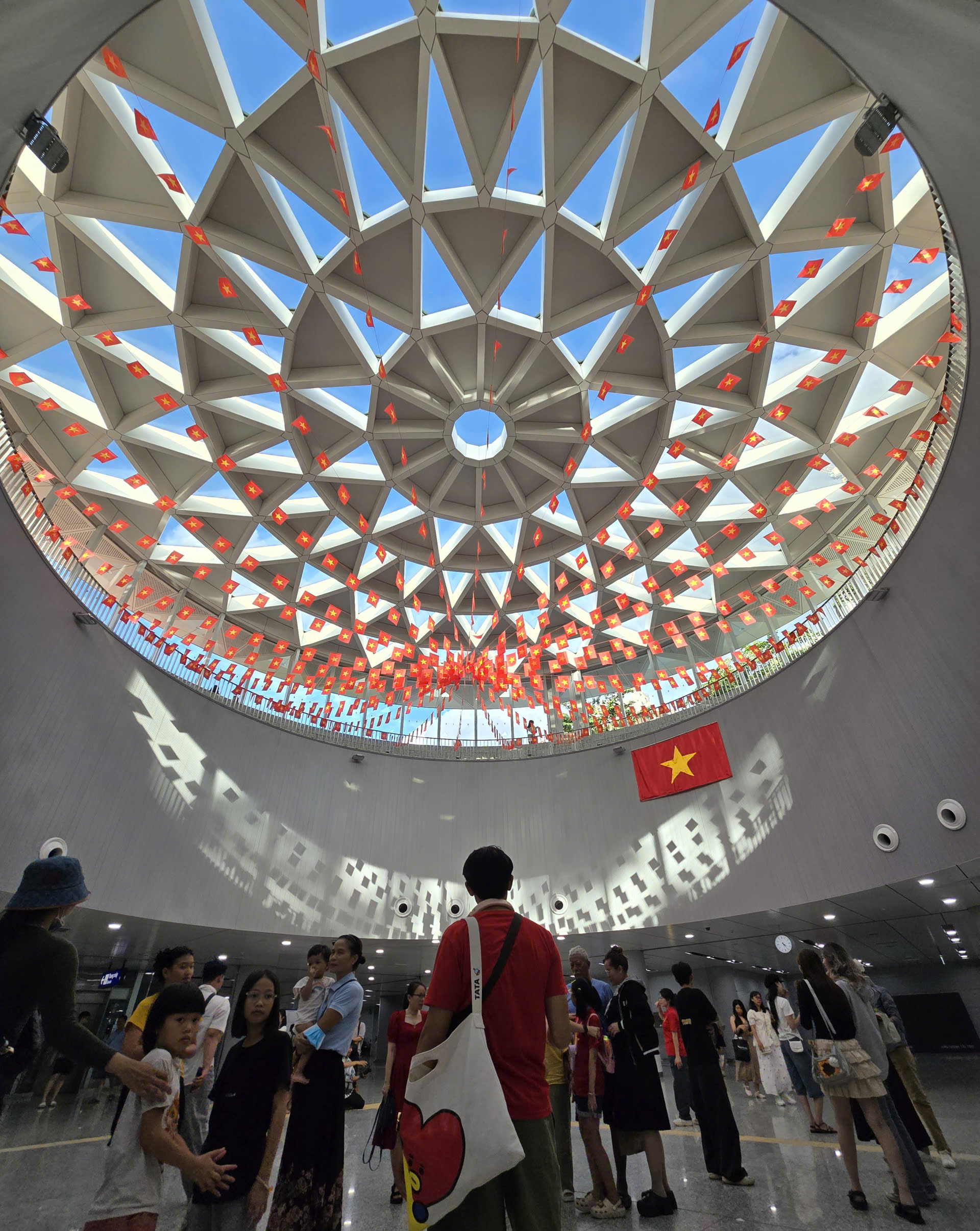 TP. Hồ Chí Minh đón khoảng 1,45 triệu lượt khách dịp nghỉ lễ Quốc khánh 2/9 - Ảnh 1. TP. Hồ Chí Minh đón khoảng 1,45 triệu lượt khách dịp nghỉ lễ Quốc khánh 2/9 - Ảnh 1.