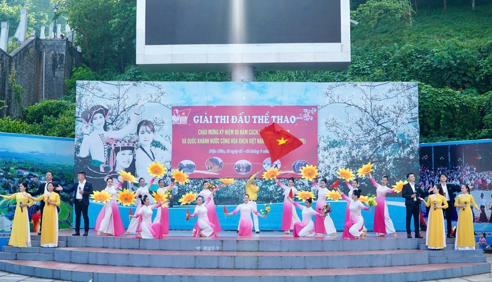 Điện Biên: Sôi nổi các hoạt động văn nghệ, thể thao chào mừng Quốc khánh - Ảnh 3. Điện Biên: Sôi nổi các hoạt động văn nghệ, thể thao chào mừng Quốc khánh - Ảnh 3.