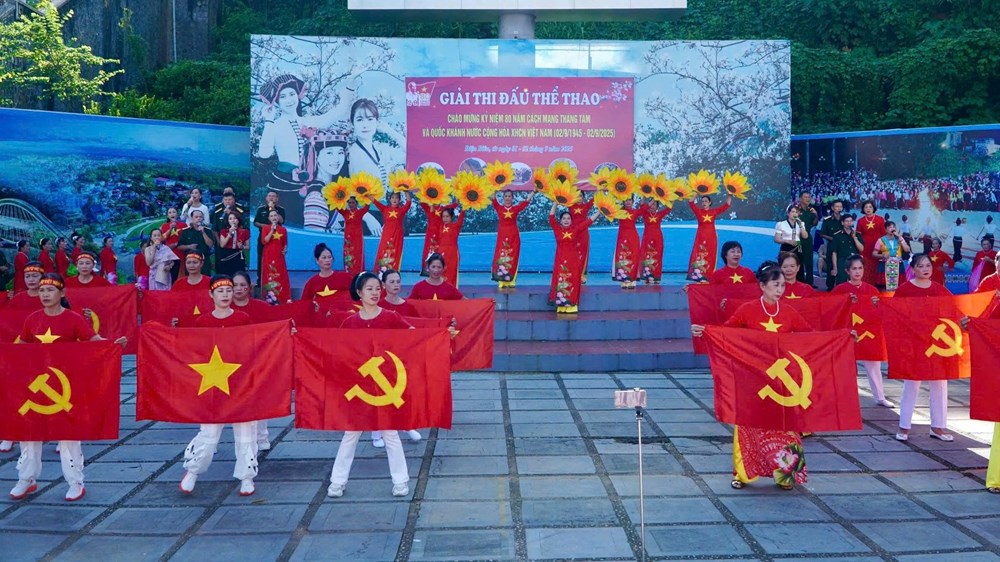 Điện Biên: Sôi nổi các hoạt động văn nghệ, thể thao chào mừng Quốc khánh - Ảnh 2. Điện Biên: Sôi nổi các hoạt động văn nghệ, thể thao chào mừng Quốc khánh - Ảnh 2.