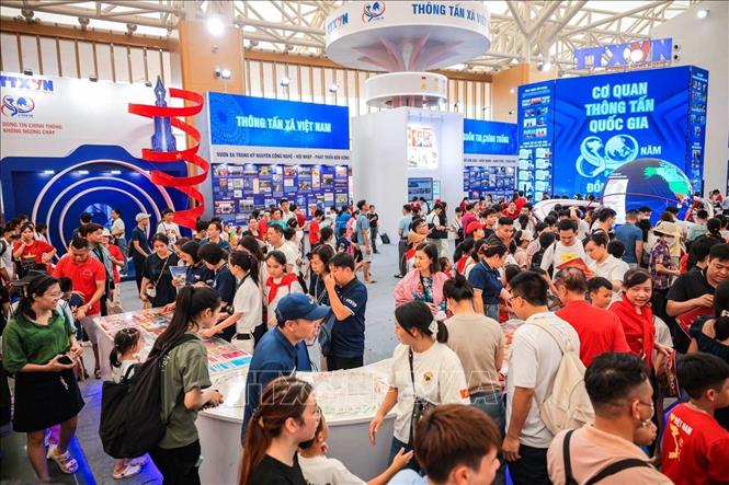 Hà Nội đón hơn 2 triệu lượt khách dịp nghỉ Lễ Quốc khánh 2/9 - Ảnh 2. Hà Nội đón hơn 2 triệu lượt khách dịp nghỉ Lễ Quốc khánh 2/9 - Ảnh 2.