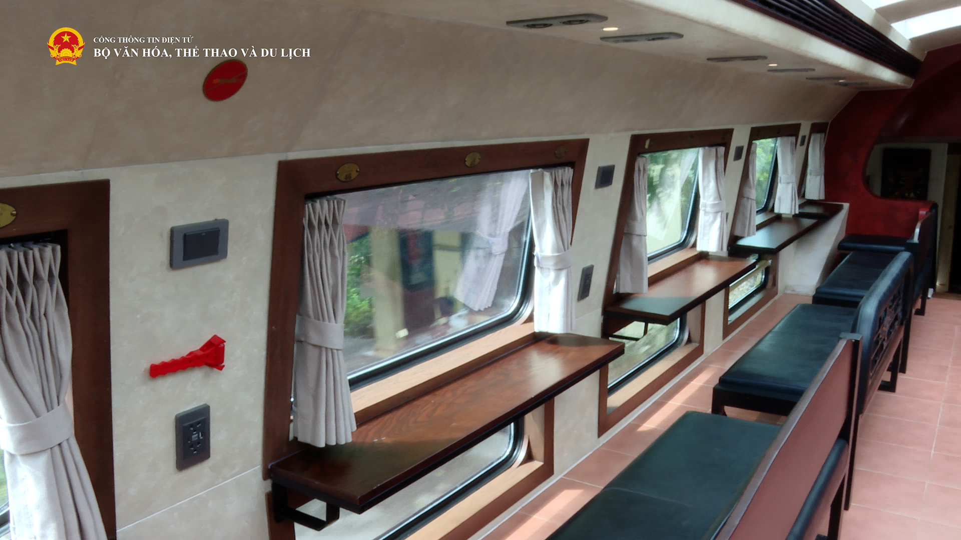 Kereta Api Hanoi – Perjalanan Warisan dengan kereta api dua tingkat sedia untuk memberi perkhidmatan kepada pelancong - Foto 2. The Hanoi Train – Hành trình di sản bằng tàu 2 tầng sẵn sàng phục vụ du khách - Ảnh 2.