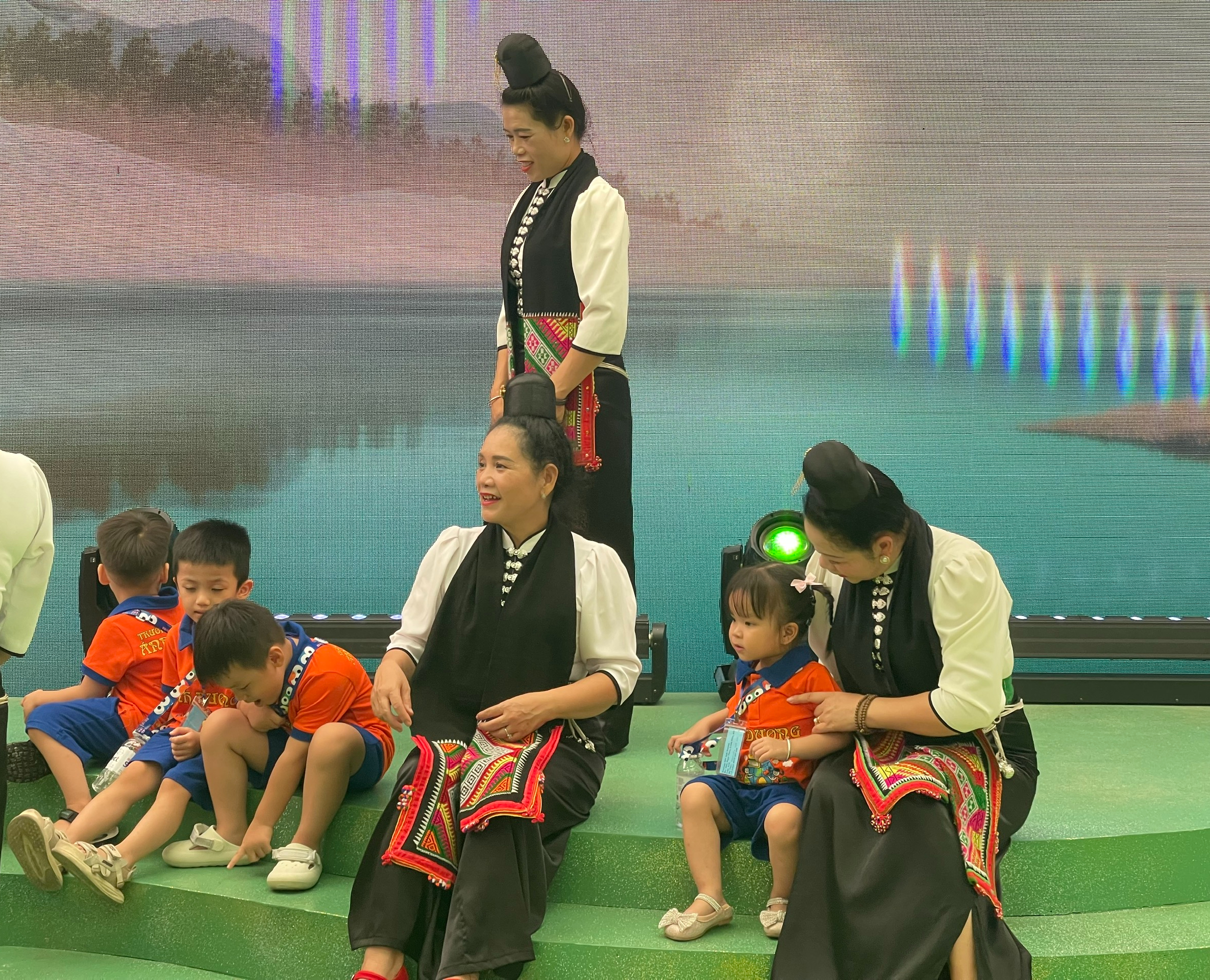 国の成果を展示する展示会には、観光や体験のために多くの人々、学生、訪問者が引き続き集まっています - 写真2。 Triển lãm thành tựu Đất nước tiếp tục thu hút đông đảo người dân, học sinh, sinh viên thăm quan, trải nghiệm - Ảnh 2.