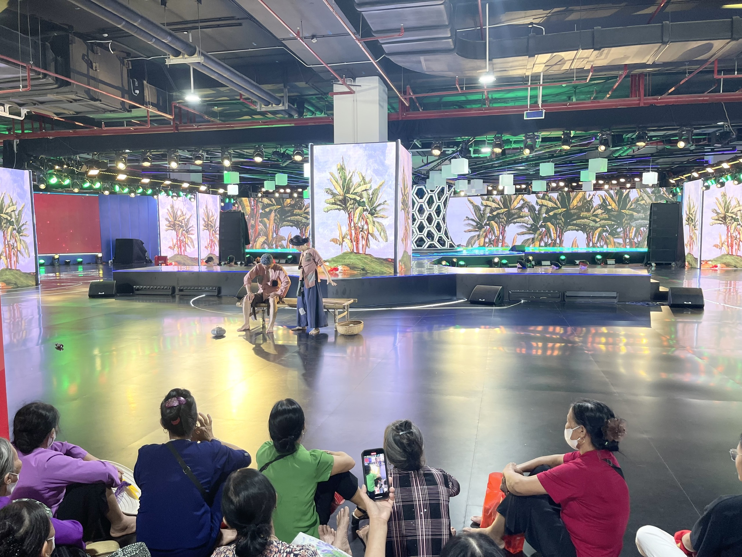 この国の成果を展示する展示会は、それを探索し体験するために訪れる多くの人々、学生、訪問者を魅了し続けています - 写真 1。 Triển lãm thành tựu Đất nước tiếp tục thu hút đông đảo người dân, học sinh, sinh viên thăm quan, trải nghiệm - Ảnh 1.