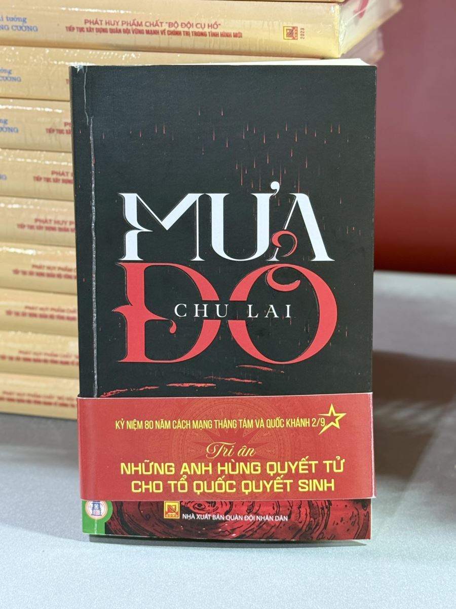 Tiểu thuyết Mưa đỏ 'cháy hàng' cùng sức nóng từ phim điện ảnh - Ảnh 1. Tiểu thuyết Mưa đỏ 'cháy hàng' cùng sức nóng từ phim điện ảnh - Ảnh 1.