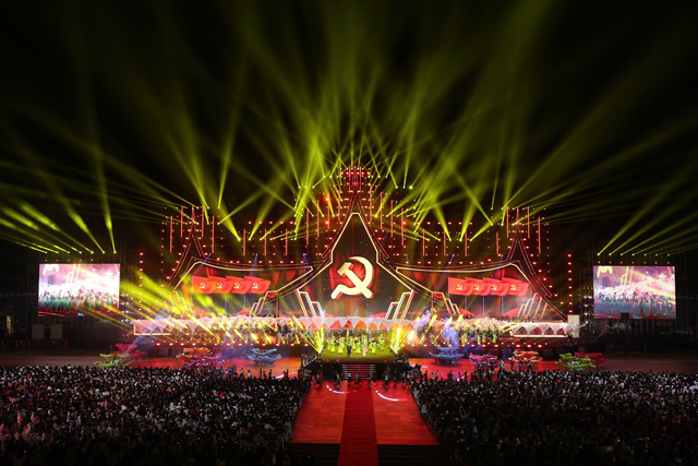 Đêm nghệ thuật đặc biệt của tình hữu nghị Việt - Lào: Mãi mãi xanh tươi, đời đời bền vững - Ảnh 1.