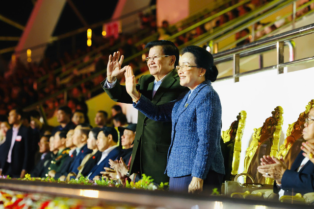 Đêm nghệ thuật đặc biệt của tình hữu nghị Việt - Lào: Mãi mãi xanh tươi, đời đời bền vững - Ảnh 2.