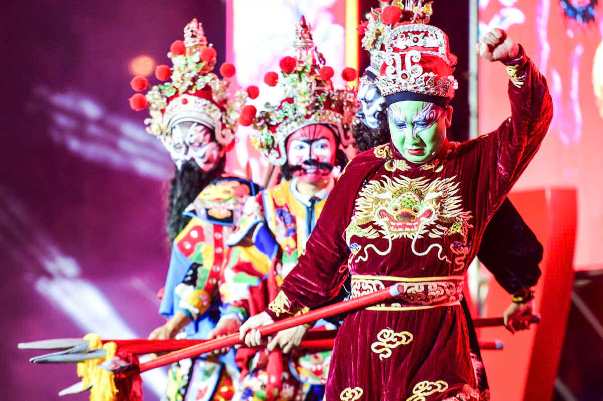 Hát bội trở lại đời sống đô thị bằng nhịp tiếp cận người trẻ - Ảnh 2.