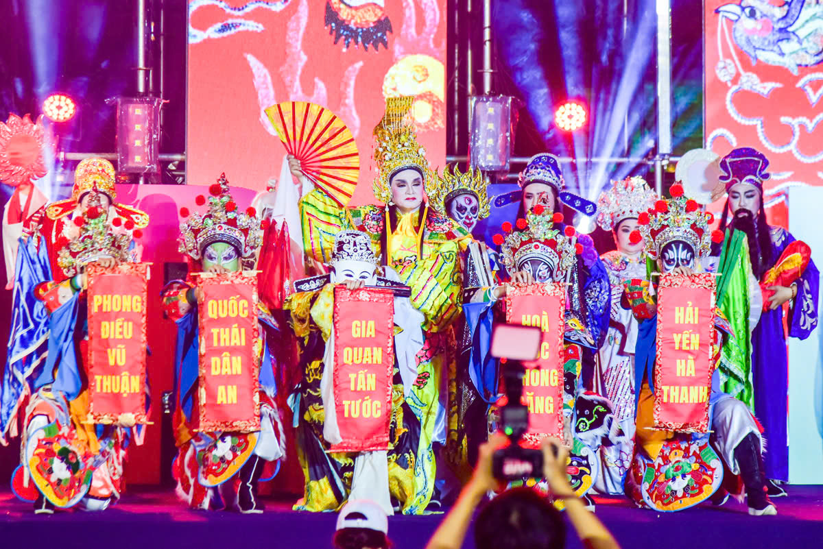 Hát bội trở lại đời sống đô thị bằng nhịp tiếp cận người trẻ - Ảnh 1.