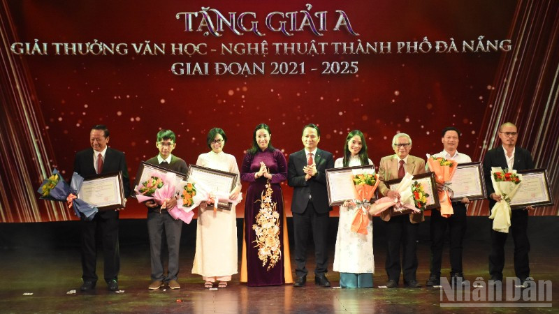 Đà Nẵng tôn vinh 61 tác phẩm đạt Giải thưởng Văn học-Nghệ thuật thành phố Đà Nẵng giai đoạn 2021-2025 - Ảnh 1.