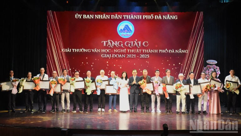 Đà Nẵng tôn vinh 61 tác phẩm đạt Giải thưởng Văn học-Nghệ thuật thành phố Đà Nẵng giai đoạn 2021-2025 - Ảnh 4.
