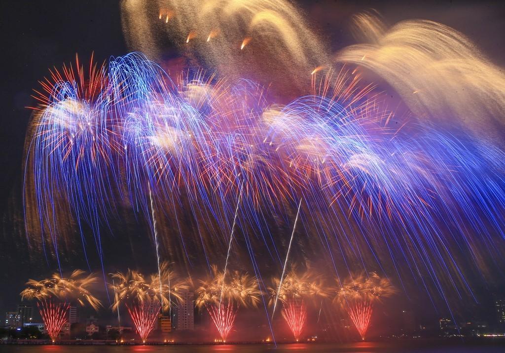 Trận địa pháo hoa lớn chưa từng có ở Hà Nội mừng thành công Đại hội Đảng XIV - Ảnh 1.