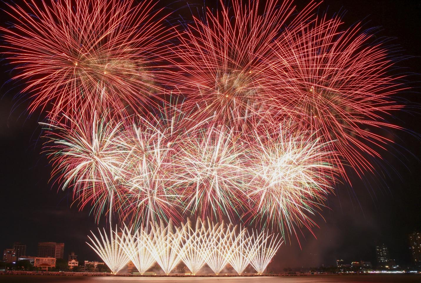 Trận địa pháo hoa lớn chưa từng có ở Hà Nội mừng thành công Đại hội Đảng XIV - Ảnh 2.