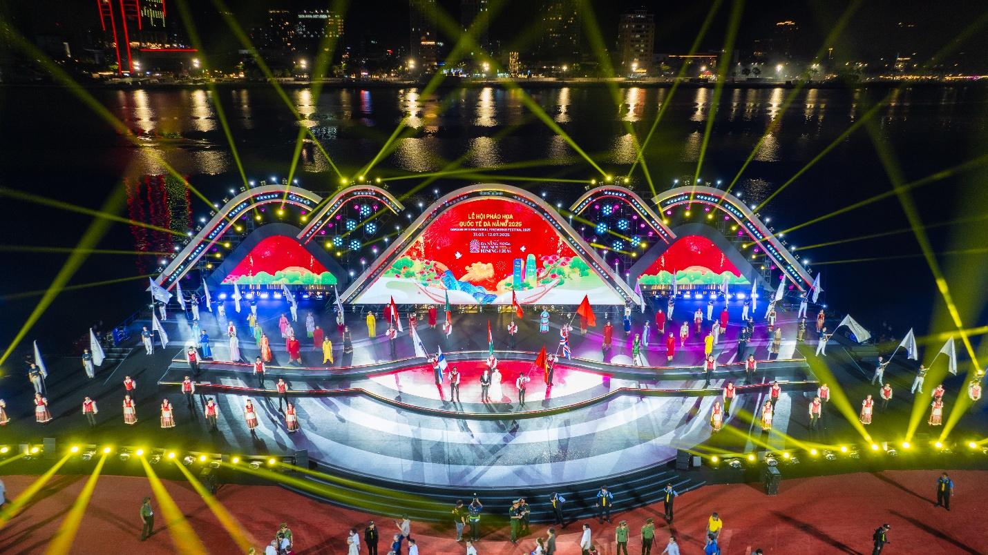 Trận địa pháo hoa lớn chưa từng có ở Hà Nội mừng thành công Đại hội Đảng XIV - Ảnh 4.