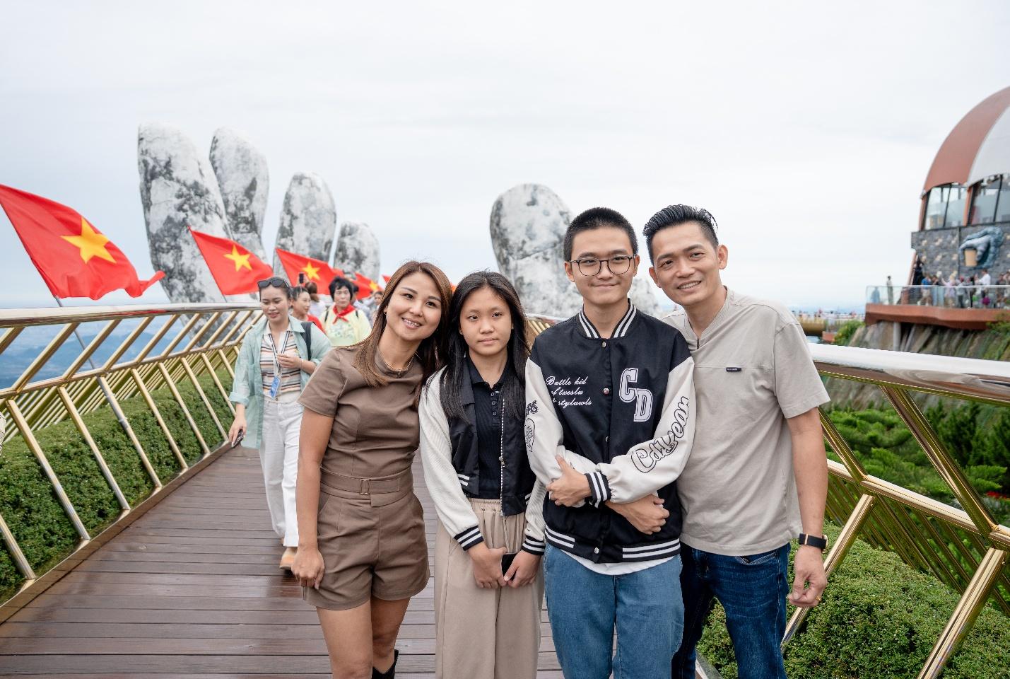 Cầu Vàng, Cầu Hôn ngợp ngời cờ hoa rực rỡ mừng Đại hội Đảng lần thứ XIV - Ảnh 2.