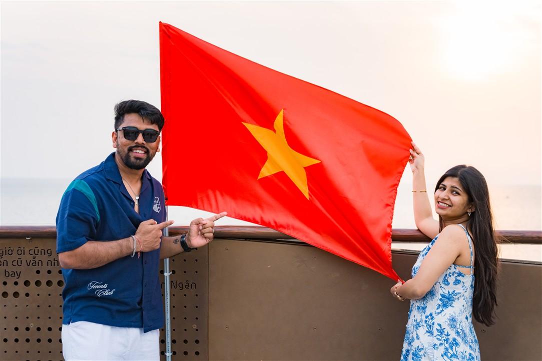 Cầu Vàng, Cầu Hôn ngợp ngời cờ hoa rực rỡ mừng Đại hội Đảng lần thứ XIV - Ảnh 3.