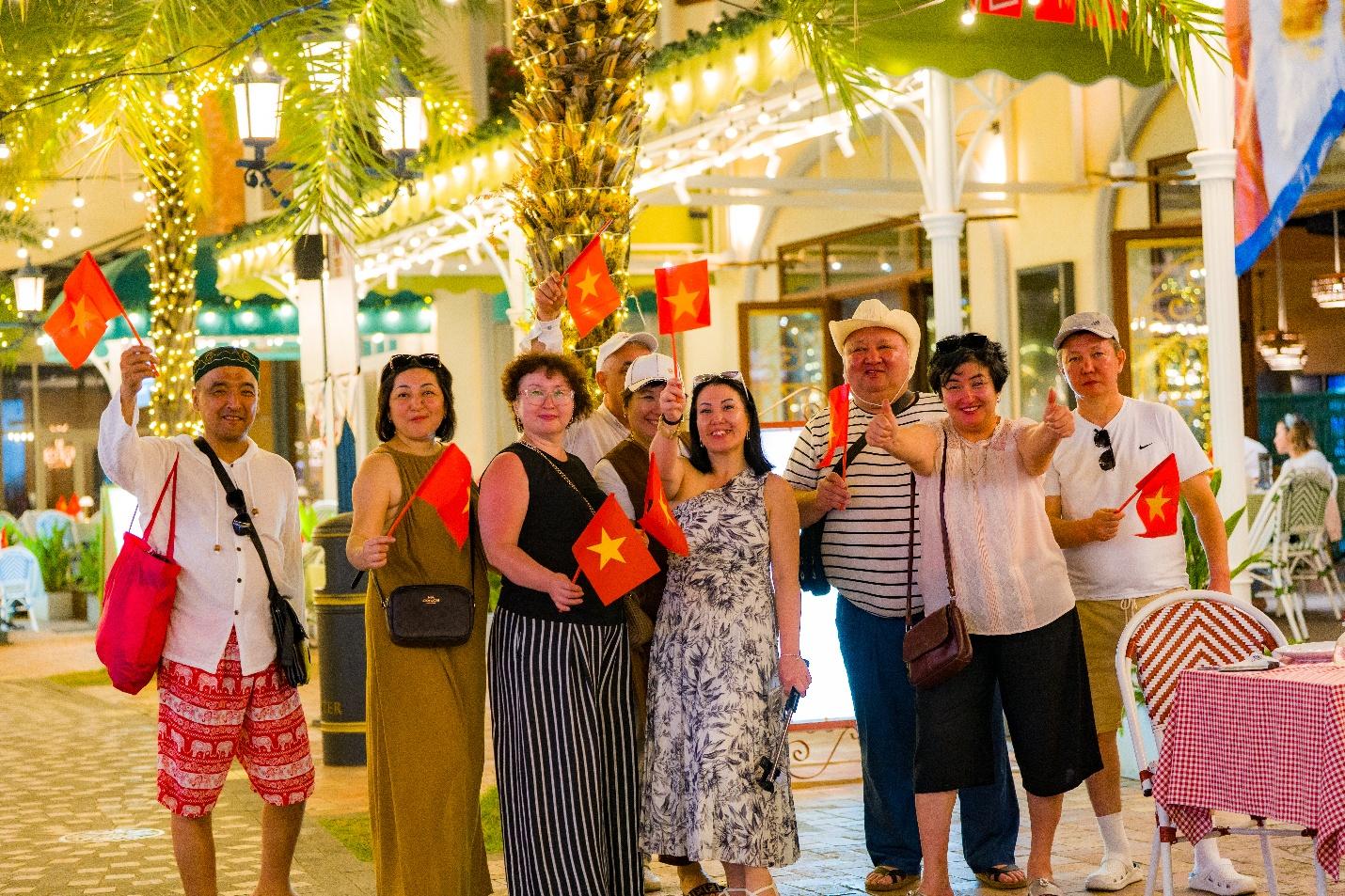 Cầu Vàng, Cầu Hôn ngợp ngời cờ hoa rực rỡ mừng Đại hội Đảng lần thứ XIV - Ảnh 6.