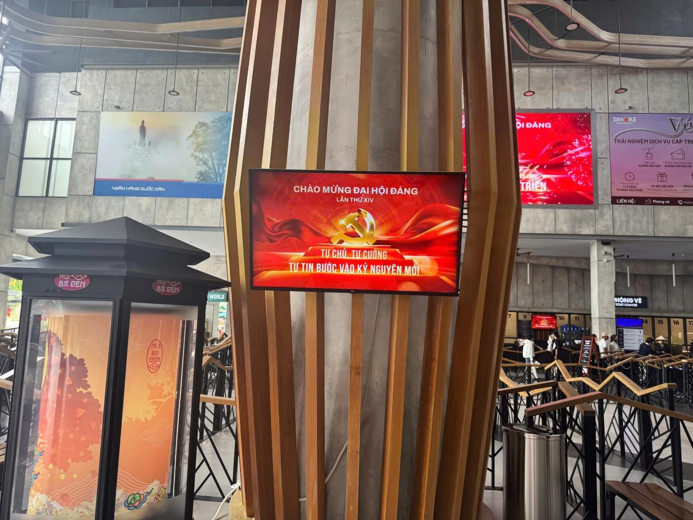 Cầu Vàng, Cầu Hôn ngợp ngời cờ hoa rực rỡ mừng Đại hội Đảng lần thứ XIV - Ảnh 7.