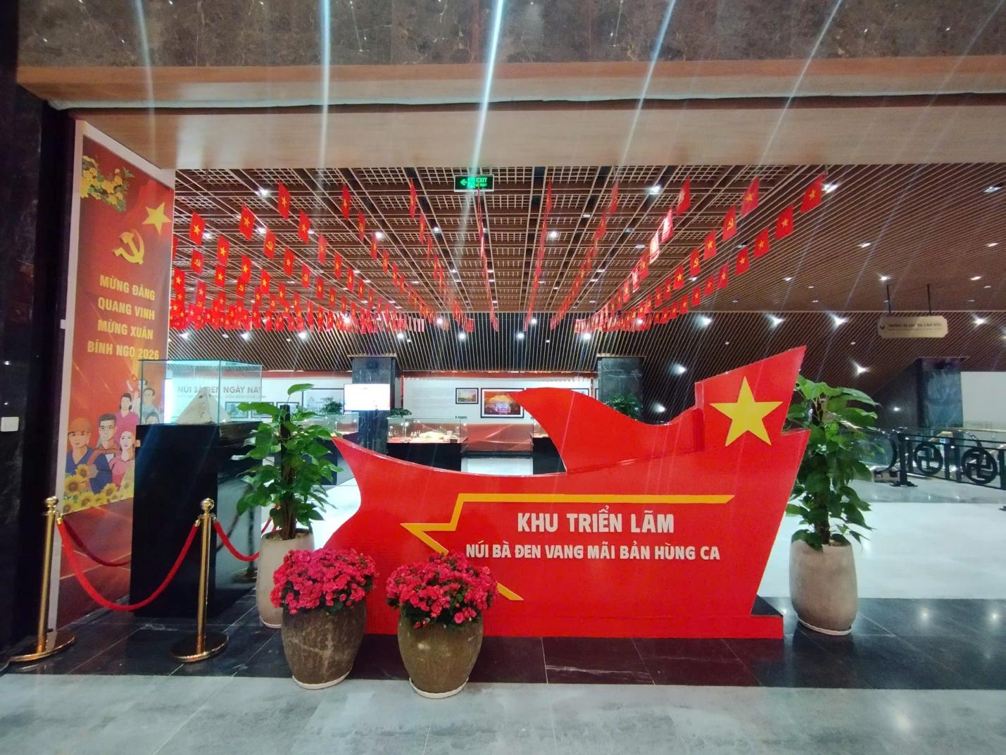 Cầu Vàng, Cầu Hôn ngợp ngời cờ hoa rực rỡ mừng Đại hội Đảng lần thứ XIV - Ảnh 8.