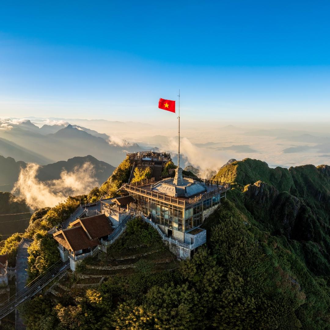 Cầu Vàng, Cầu Hôn ngợp ngời cờ hoa rực rỡ mừng Đại hội Đảng lần thứ XIV - Ảnh 9.