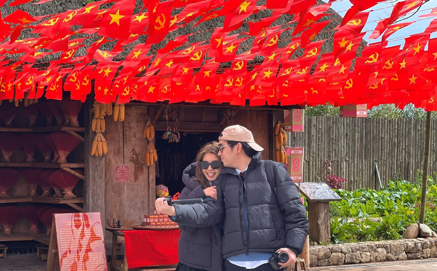 Cầu Vàng, Cầu Hôn ngợp ngời cờ hoa rực rỡ mừng Đại hội Đảng lần thứ XIV - Ảnh 10.